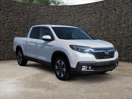 White 2019 Honda Ridgeline RTL