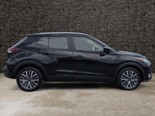 Super Black 2024 Nissan Kicks SV