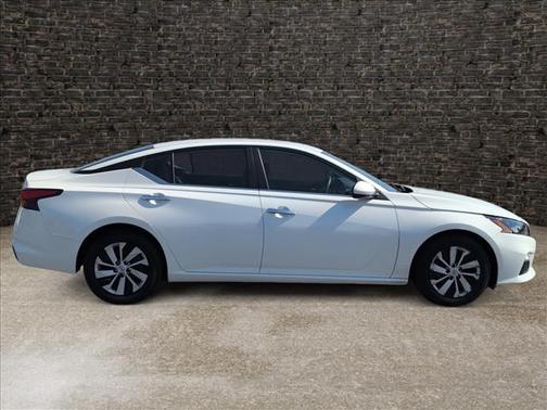 Glacier White 2022 Nissan Altima 2.5 S