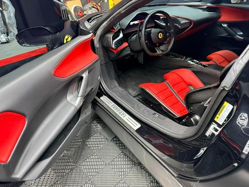 Nero 2025 Ferrari SF90 Spider Carbon Loaded Daytona Seats Rosso Leather Leather Axle Lift
