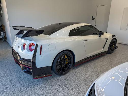 2024 Nissan GT-R NISMO Dual-clutch 6-Speed Transmission