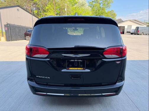 Brilliant Black Crystal Pearlcoat 2019 Chrysler Pacifica Touring L