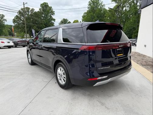 Deep Chroma Blue 2022 Kia Carnival LX
