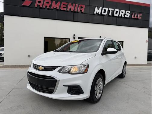 Summit White 2020 Chevrolet Sonic FWD Hatchback 1FL 5-Door
