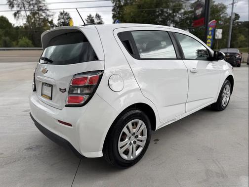 Summit White 2020 Chevrolet Sonic FWD Hatchback 1FL 5-Door