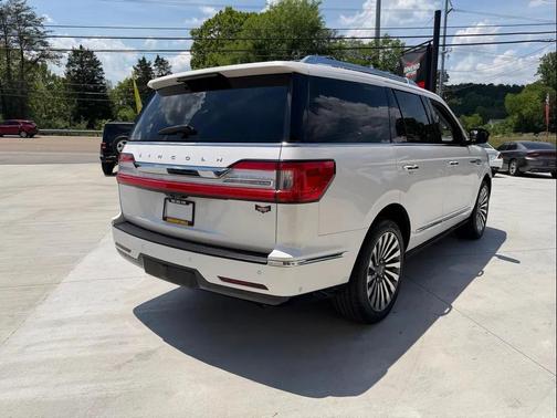 White 2019 Lincoln Navigator Reserve