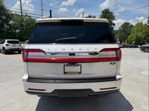 White 2019 Lincoln Navigator Reserve