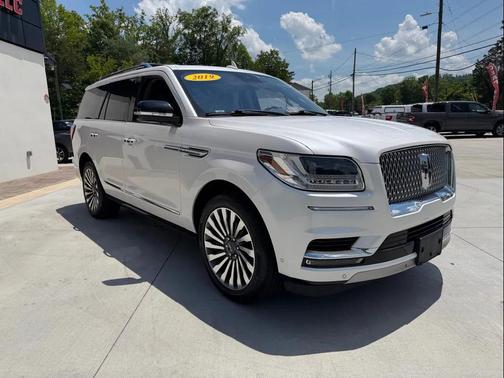 White 2019 Lincoln Navigator Reserve