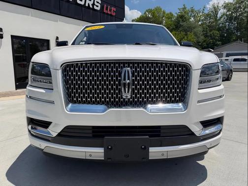 White 2019 Lincoln Navigator Reserve