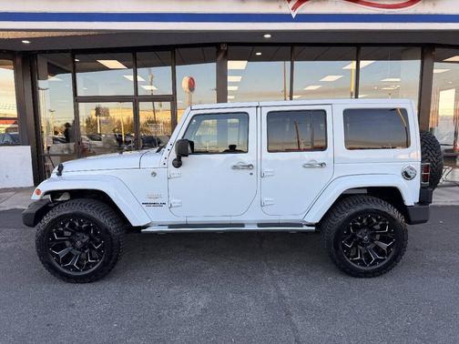 Bright White Clearcoat 2014 Jeep Wrangler Unlimited Sahara