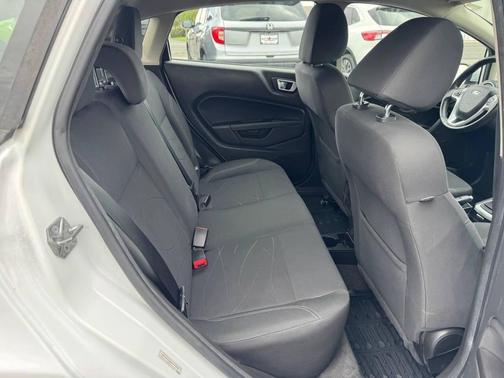 Oxford White 2015 Ford Fiesta SE