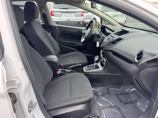 Oxford White 2015 Ford Fiesta SE