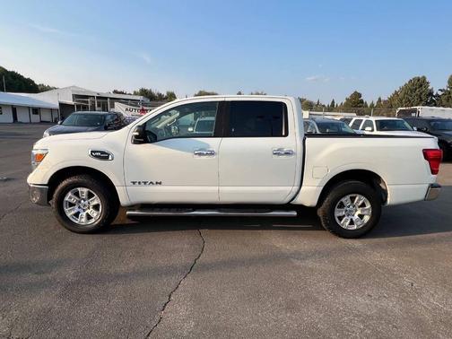 2017 Nissan Titan SV