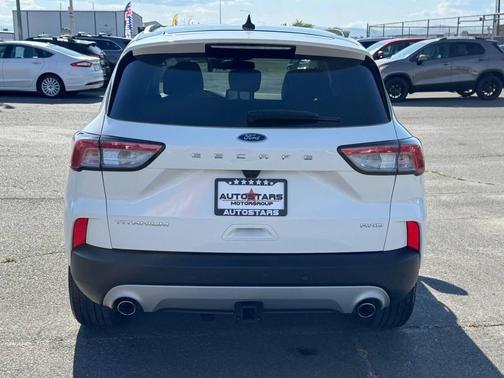 Star White Metallic Tri-Coat 2022 Ford Escape Titanium