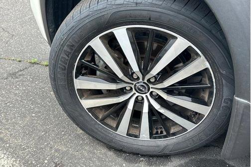White 2023 Nissan Pathfinder Platinum