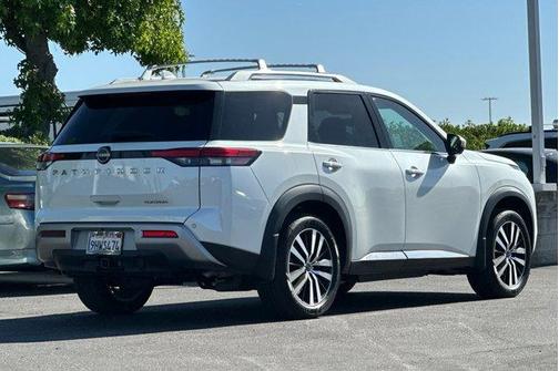 White 2023 Nissan Pathfinder Platinum