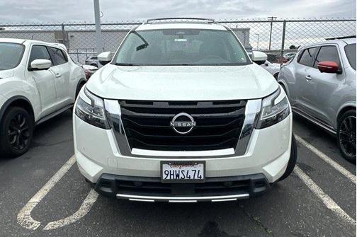 White 2023 Nissan Pathfinder Platinum