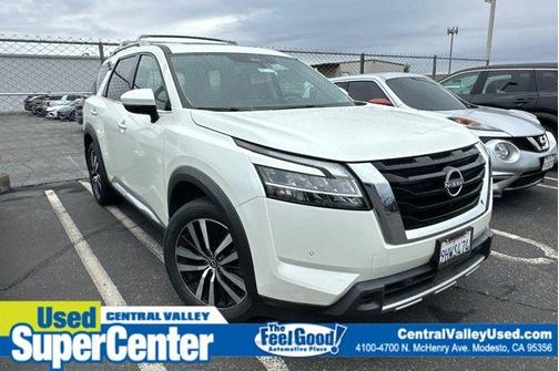 White 2023 Nissan Pathfinder Platinum