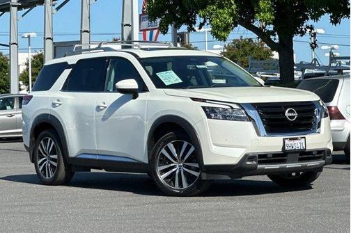 White 2023 Nissan Pathfinder Platinum