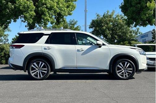 White 2023 Nissan Pathfinder Platinum