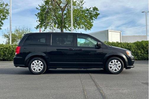 Black Onyx Crystal Pearlcoat 2017 Dodge Grand Caravan SE