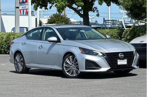 Brilliant Silver Metallic 2023 Nissan Altima 2.5 SL