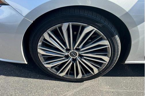 Brilliant Silver Metallic 2023 Nissan Altima 2.5 SL