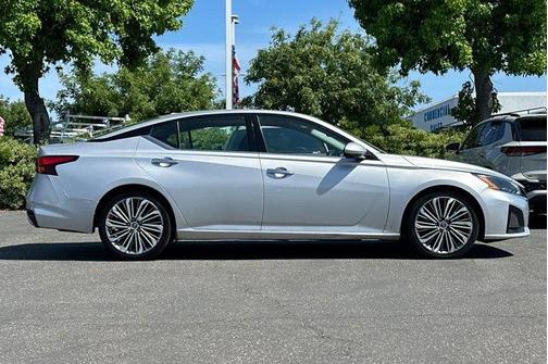 Brilliant Silver Metallic 2023 Nissan Altima 2.5 SL