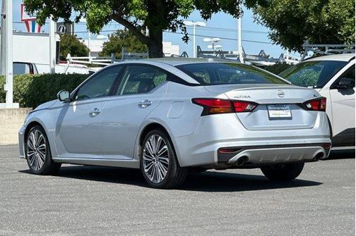 Brilliant Silver Metallic 2023 Nissan Altima 2.5 SL