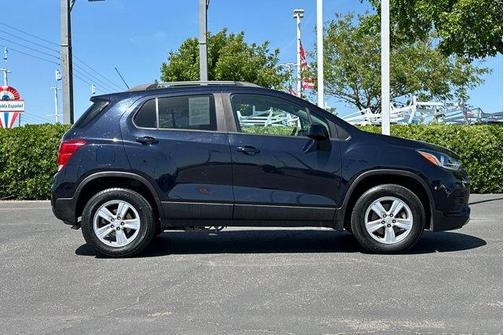 Midnight Blue Metallic 2022 Chevrolet Trax LT