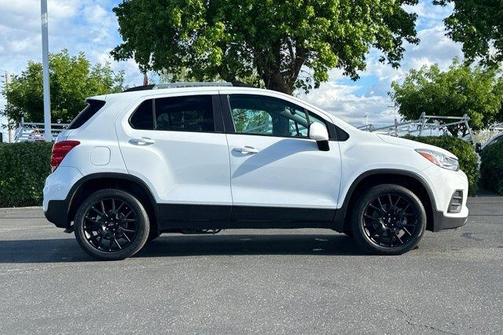 Summit White 2022 Chevrolet Trax LT