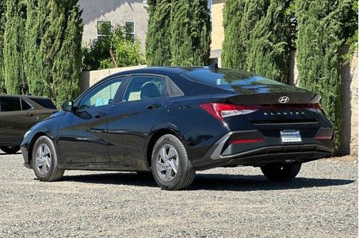 Black 2025 Hyundai ELANTRA SE