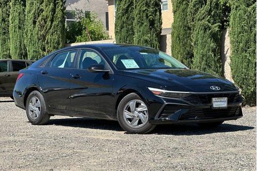 Black 2025 Hyundai ELANTRA SE