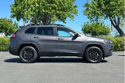 Granite Crystal Clearcoat Metallic 2023 Jeep Cherokee Altitude Lux