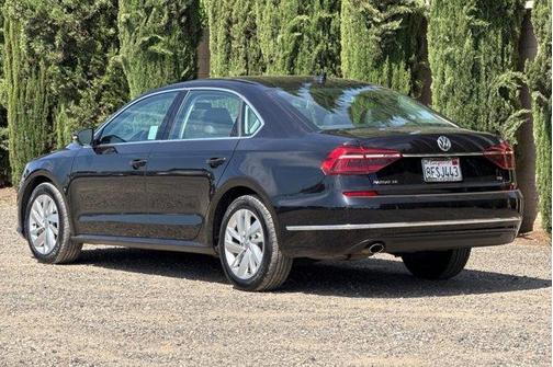 Deep Black Pearl Effect 2018 Volkswagen Passat 2.0T SE