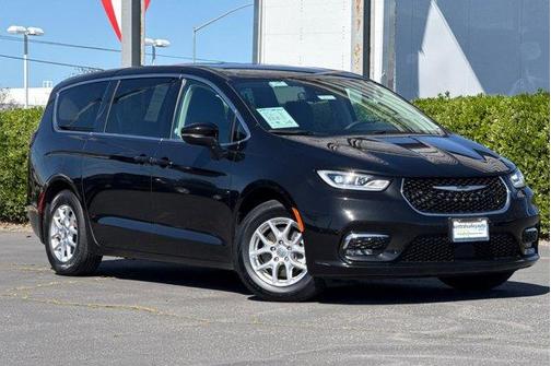 Brilliant Black Crystal Pearlcoat 2023 Chrysler Pacifica Touring-L