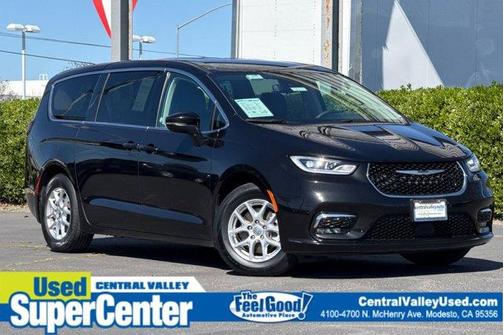 Brilliant Black Crystal Pearlcoat 2023 Chrysler Pacifica Touring-L