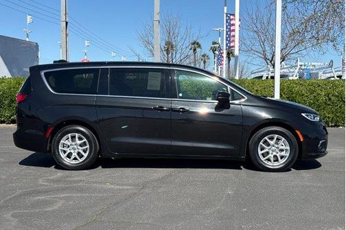Brilliant Black Crystal Pearlcoat 2023 Chrysler Pacifica Touring-L
