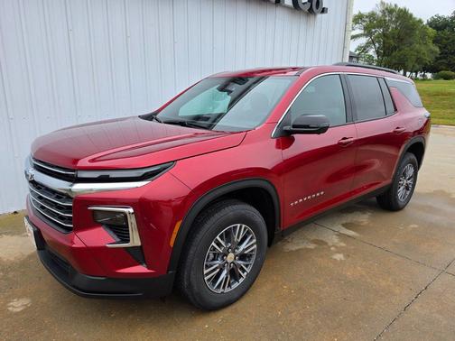 Radiant Red Tintcoat 2026 Chevrolet Traverse LT