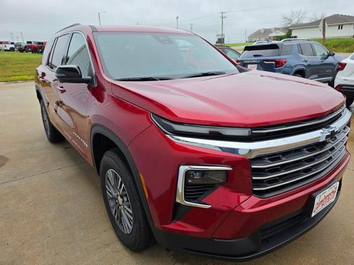 Radiant Red Tintcoat 2026 Chevrolet Traverse LT