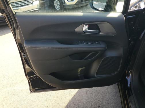 2025 Chrysler Voyager LX