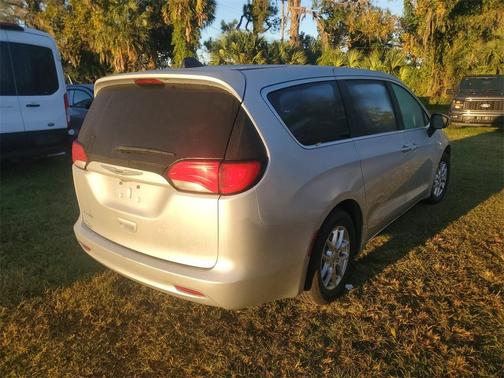 2022 Chrysler Voyager LX