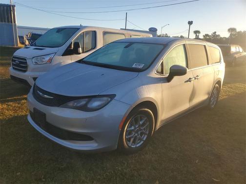 2022 Chrysler Voyager LX