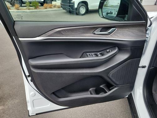 Bright White Clearcoat 2026 Jeep Grand Cherokee L Laredo
