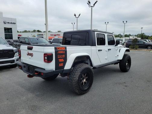 Bright White Clearcoat 2024 Jeep Gladiator Mojave