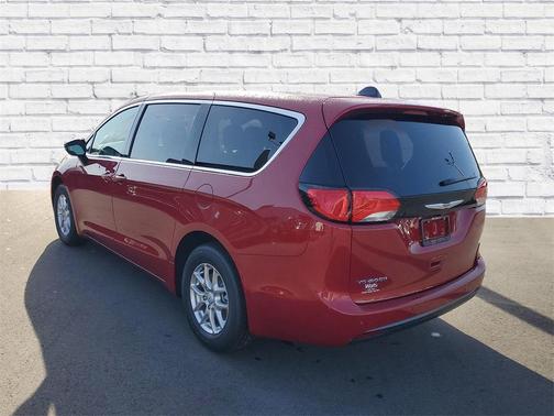 2025 Chrysler Voyager LX