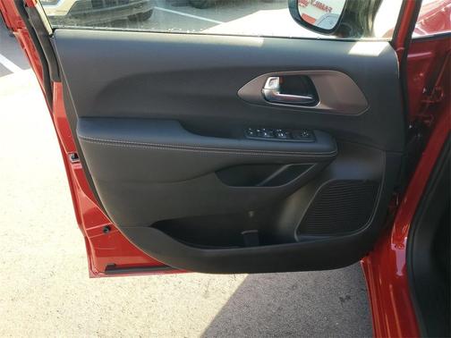 2025 Chrysler Voyager LX