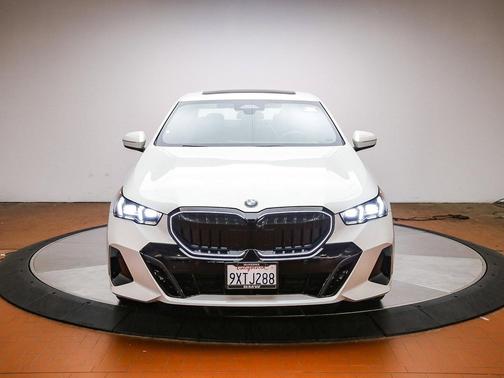 Mineral White Metallic 2026 BMW 530 530i