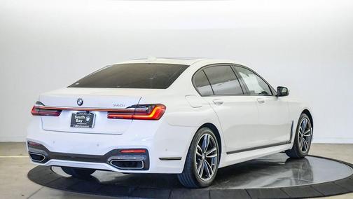 Mineral White Metallic 2022 BMW 740 i