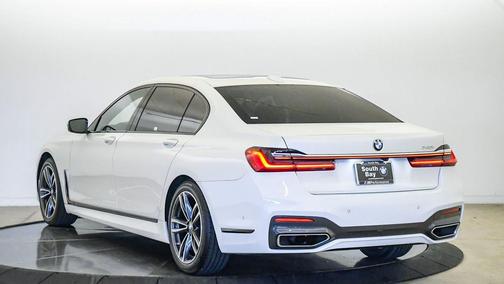 Mineral White Metallic 2022 BMW 740 i